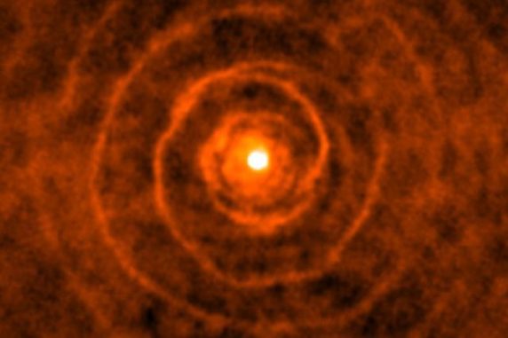 Spiralmuster aus molekularem Gas um den Roten Riesen LL Pegasi. (ALMA / Hyosun Kim) Spiralmuster aus molekularem Gas um den Roten Riesen LL Pegasi. (ALMA / Hyosun Kim)