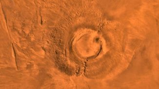 Dieses digital erstellte Mosaikbild zeigt den erloschenen Vulkan Arsia Mons. Es basiert auf Bildern, die der Orbiter Viking 1 während seiner Arbeitszeit von 1976-1980 machte. (Credits: NASA / JPL / USGS)