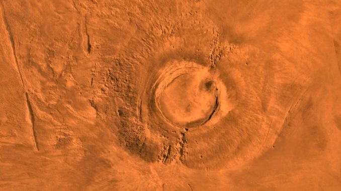Dieses digital erstellte Mosaikbild zeigt den erloschenen Vulkan Arsia Mons. Es basiert auf Bildern, die der Orbiter Viking 1 während seiner Arbeitszeit von 1976-1980 machte. (Credits: NASA / JPL / USGS) Dieses digital erstellte Mosaikbild zeigt den erloschenen Vulkan Arsia Mons. Es basiert auf Bildern, die der Orbiter Viking 1 während seiner Arbeitszeit von 1976-1980 machte. (Credits: NASA / JPL / USGS)