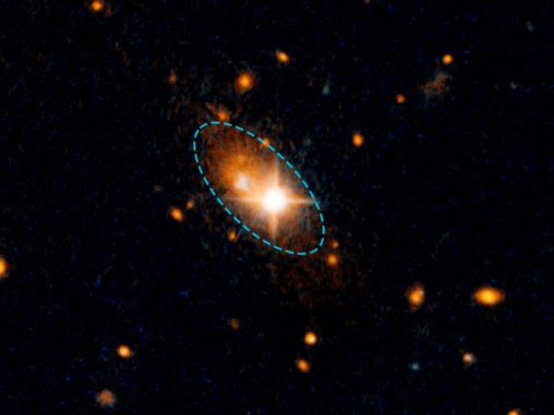 Hubble-Aufnahme des Quasars 3C 186. Der sichtbare Rand der Galaxie ist als gestrichelte Linie markiert. Der Quasar selbst erscheint als helles Objekt neben ihrem Zentrum. (Credit: NASA, ESA, and M. Chiaberge (STScI and JHU))