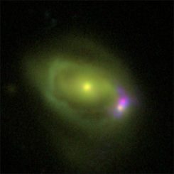 Optische Aufnahme des Systems Was 49, das aus einer großen Spiralgalaxie namens Was 49a besteht, die mit einer viel kleineren Zwerggalaxie namens Was 49b verschmilzt. (Credits: DCT / NRL)