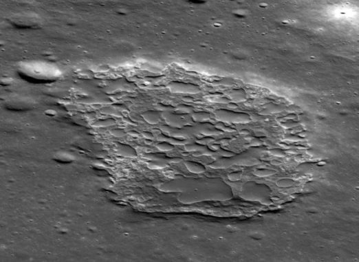 Die vulkanische Caldera Ina auf dem Mond, fotografiert vom Lunar Reconnaissance Orbiter (LRO) der NASA. (Credits: NASA / GSFC / ASU)