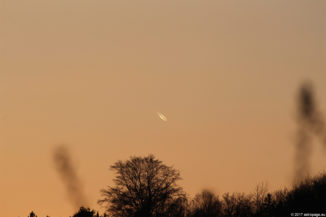 Flugzeug in der Abenddämmerung. (astropage.eu)