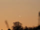 Flugzeug in der Abenddämmerung. (astropage.eu)