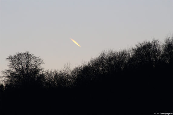 Flugzeug in der Abenddämmerung. (astropage.eu)