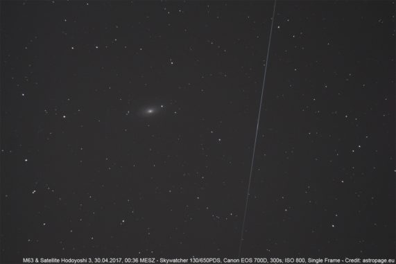 M63 und die Spur des Satelliten Hodoyoshi 3. (Credit: astropage.eu)