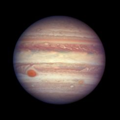 Hubble-Aufnahme des Gasriesen Jupiter. Unter anderem sind der Große Rote Fleck (links) und ein kleinerer roter Fleck namens Red Spot Jr. (rechts) zu erkennen. (Credit: NASA, ESA, and A. Simon (GSFC))