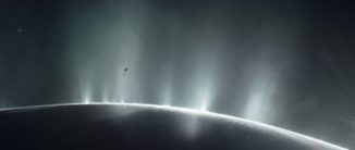 Diese Illustration zeigt Cassini beim Flug durch die Gasfahne von Enceladus im Jahr 2005. (Credits: NASA / JPL-Caltech)