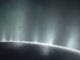 Diese Illustration zeigt Cassini beim Flug durch die Gasfahne von Enceladus im Jahr 2005. (Credits: NASA / JPL-Caltech)
