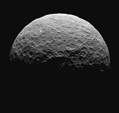 Der Zwergplanet Ceres. (Credits: NASA / JPL-Caltech / UCLA / MPS / DLR / IDA, taken by Dawn Framing Camera)