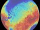 Dieses Falschfarbenbild des Mars zeigt Höhenunterschiede auf seiner Oberfläche. Blaue Gebiete markieren tiefe Regionen, rote kennzeichnen höher gelegene Areale. Das Borealis-Becken befindet sich oben, das Hellas-Becken unten rechts und das Argyre-Becken unten links. (Credits: University of Arizona / LPL / Southwest Research Institute)