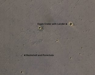 Oben rechts innerhalb des Eagle-Kraters ist die helle Landeplattform des Mars Exploration Rover Opportunity zu sehen. (Credits: NASA / JPL-Caltech / Univ. of Arizona)