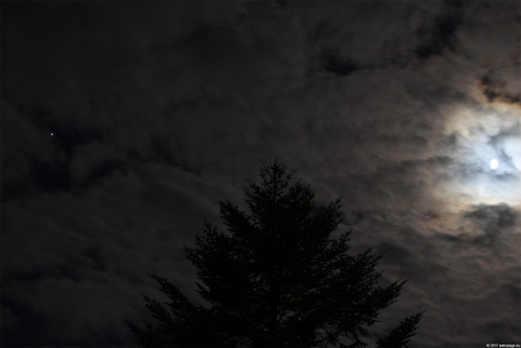 Wolkenverhangener Mond am 6. Mai 2017. Links leuchtet Jupiter. (Credit: astropage.eu)