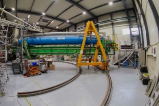 CAST, das Axion-Sonnenteleskop am CERN, bewegt sich auf seiner Schiene, um der Sonne zu folgen. (Image: Max Brice / CERN)