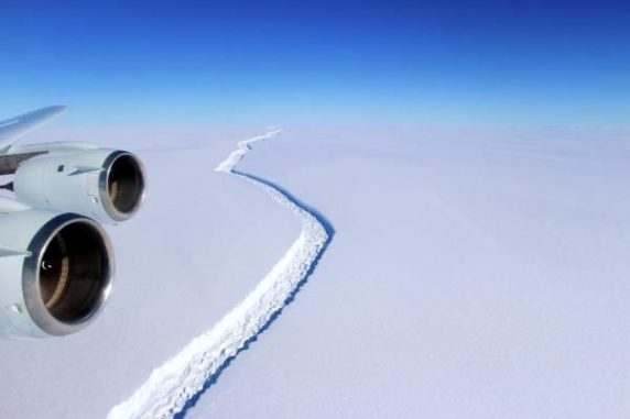 Luftansicht des Risses im Larsen-C-Eisschelf. (Credit: John Sonntag / NASA)