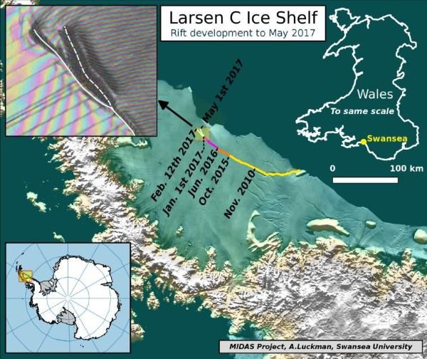 Diese Grafik zeigt den momentanen Verlauf des Risses im Larsen-C-Eisschelf. Die Positionen seiner Spitze wurden aus Daten von Landsat (USGS) und Sentinel-1 InSAR (ESA) abgeleitet. Das Hintergrundbild überlagert BEDMAP2-Höhendaten (BAS) auf ein Bildmosaik von MODIS MOA2009 (NSIDC). Andere Daten stammen von SCAR ADD und OSM. (Credit: MIDAS Project, A. Luckman, Swansea University)