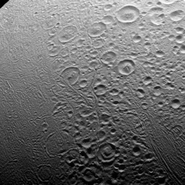 Die Nordpolarregion des Saturnmondes Enceladus, aufgenommen von der Raumsonde Cassini. (Credit: NASA / JPL-Caltech / Space Science Institute)