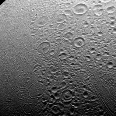 Die Nordpolarregion des Saturnmondes Enceladus, aufgenommen von der Raumsonde Cassini. (Credit: NASA / JPL-Caltech / Space Science Institute) Die Nordpolarregion des Saturnmondes Enceladus, aufgenommen von der Raumsonde Cassini. (Credit: NASA / JPL-Caltech / Space Science Institute)