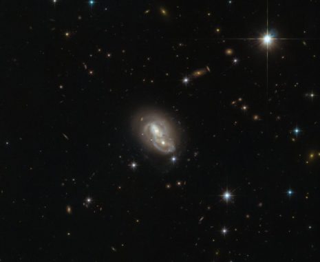 IRAS 06076-2139, aufgenommen vom Weltraumteleskop Hubble. (Credit: ESA / Hubble & NASA) IRAS 06076-2139, aufgenommen vom Weltraumteleskop Hubble. (Credit: ESA / Hubble & NASA)