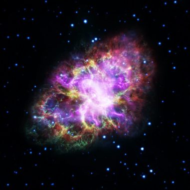 Kompositbild des Krebsnebels, basierend auf Daten der Weltraumteleskope Spitzer, Hubble, XMM-Newton und Chandra, sowie des Very Large Array. (Credits: NASA, ESA, G. Dubner (IAFE, CONICET-University of Buenos Aires) et al.; A. Loll et al.; T. Temim et al.; F. Seward et al.; VLA / NRAO / AUI / NSF; Chandra / CXC; Spitzer / JPL-Caltech; XMM-Newton / ESA; and Hubble / STScI) Kompositbild des Krebsnebels, basierend auf Daten der Weltraumteleskope Spitzer, Hubble, XMM-Newton und Chandra, sowie des Very Large Array. (Credits: NASA, ESA, G. Dubner (IAFE, CONICET-University of Buenos Aires) et al.; A. Loll et al.; T. Temim et al.; F. Seward et al.; VLA / NRAO / AUI / NSF; Chandra / CXC; Spitzer / JPL-Caltech; XMM-Newton / ESA; and Hubble / STScI)