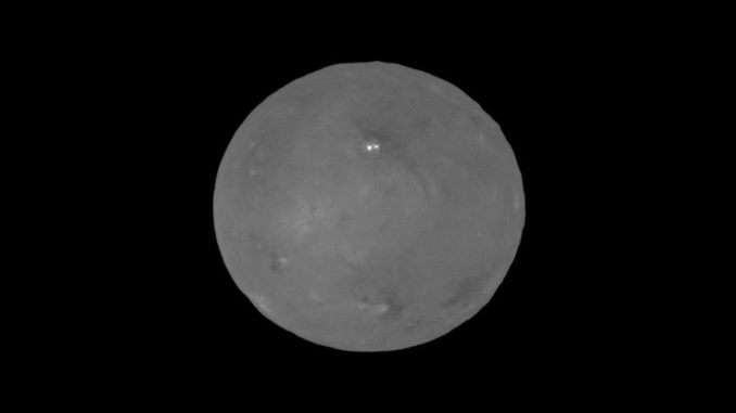 Der Zwergplanet Ceres mit den hellen Gebieten im Krater Occator, aufgenommen von der Raumsonde Dawn. (Credits: NASA / JPL-Caltech / UCLA / MPS / DLR / IDA) Der Zwergplanet Ceres mit den hellen Gebieten im Krater Occator, aufgenommen von der Raumsonde Dawn. (Credits: NASA / JPL-Caltech / UCLA / MPS / DLR / IDA)