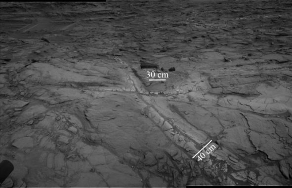 Dieses Mosaikbild der Navigationskameras an Bord des NASA-Rovers Curiosity zeigt "Halos" aus hellerem Grundgestein in der Nähe von Brüchen. Die Halos enthalten hohe Konzentrationen an Kieselerde und deuten darauf hin, dass flüssiges Grundwasser länger durch das Gestein floss, als bisher vermutet. (Credit: NASA / JPL-Caltech)