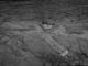 Dieses Mosaikbild der Navigationskameras an Bord des NASA-Rovers Curiosity zeigt "Halos" aus hellerem Grundgestein in der Nähe von Brüchen. Die Halos enthalten hohe Konzentrationen an Kieselerde und deuten darauf hin, dass flüssiges Grundwasser länger durch das Gestein floss, als bisher vermutet. (Credit: NASA / JPL-Caltech)