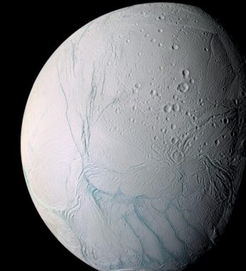 Die Südpolarregion des Eismondes Enceladus mit seinen Tigerstreifen (unten), aufgenommen von der Raumsonde Cassini. (Credits: NASA / JPL-Caltech / Space Science Institute)