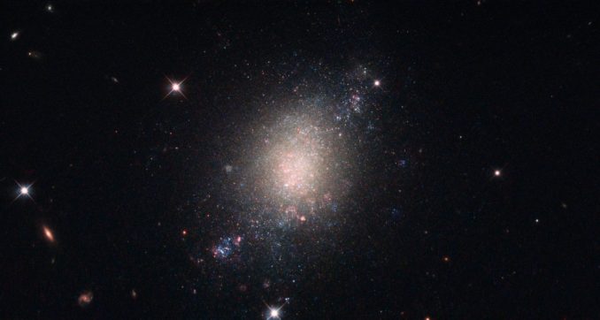 Die Galaxie ESO 486-21, aufgenommen vom Weltraumteleskop Hubble. (Credit: ESA / Hubble & NASA)