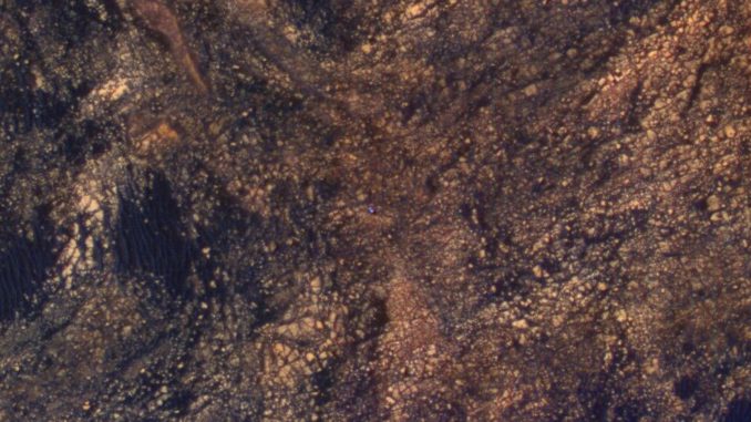 Der Mars-Rover Curiosity erscheint hier als blauer Fleck. Aufgrund der veränderten Farben ist das 10 Fuß lange Fahrzeug in Wirklichkeit nicht so blau. (Credits: NASA / JPL-Caltech / Univ. of Arizona)