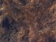 Der Mars-Rover Curiosity erscheint hier als blauer Fleck. Aufgrund der veränderten Farben ist das 10 Fuß lange Fahrzeug in Wirklichkeit nicht so blau. (Credits: NASA / JPL-Caltech / Univ. of Arizona)