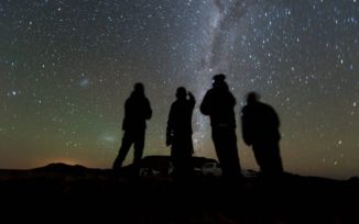 Mitglieder des New Horizons Teams warten in Südafrika auf den Beginn der Bedeckung vom 3. Juni 2017. (Credits: NASA / JHUAPL / SwRI / Henry Throop)