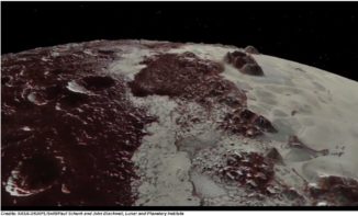 Screenshot aus dem Video, das den Überflug über Plutos Oberfläche zeigt. (Credit: NASA / JHUAPL / SwRI / Paul Schenk and John Blackwell, Lunar and Planetary Institute)