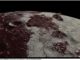 Screenshot aus dem Video, das den Überflug über Plutos Oberfläche zeigt. (Credit: NASA / JHUAPL / SwRI / Paul Schenk and John Blackwell, Lunar and Planetary Institute)
