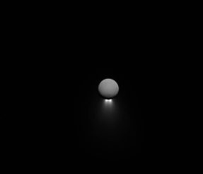 Der Saturnmond Enceladus mit seinen Jetfontänen in der Südpolarregion. (Credits: NASA / JPL-Caltech / Space Science Institute)