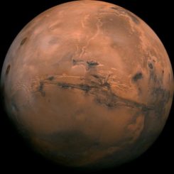 Mosaikbild des Mars. In der Bildmitte erkennt man das Canyonsystem Valles Marineris. (Credits: NASA)