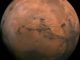 Mosaikbild des Mars. In der Bildmitte erkennt man das Canyonsystem Valles Marineris. (Credits: NASA)