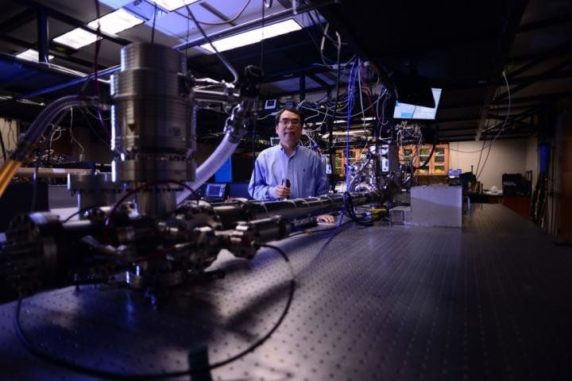 Professor Zenghu Chang und sein Team haben den Weltrekord für den kürzesten Lichtimpuls gebrochen. (Credit: University of Central Florida) Professor Zenghu Chang und sein Team haben den Weltrekord für den kürzesten Lichtimpuls gebrochen. (Credit: University of Central Florida)