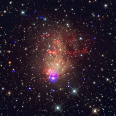 Röntgenquellen in der Starburst-Galaxie IC 10, basierend auf Daten des Weltraumteleskops Chandra und einer Aufnahme vom Heavens Mirror Observatory. (Credit: X-ray: NASA / CXC / UMass Lowell / S.Laycock et al.; Optical: Bill Snyder Astrophotography)