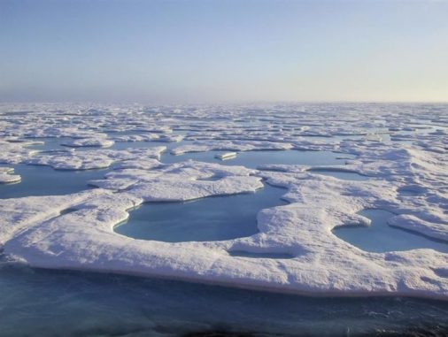 Rekordbrechende Lufttemperaturen in der Arktis beschleunigen das Abschmelzen des Meereises vor der Küste von Utqiaġvik (Alaska). (Credit: NOAA, Jeremy Mathis) Rekordbrechende Lufttemperaturen in der Arktis beschleunigen das Abschmelzen des Meereises vor der Küste von Utqiaġvik (Alaska). (Credit: NOAA, Jeremy Mathis)