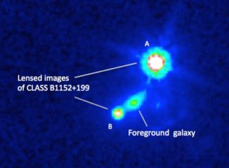 Hubble-Aufnahme einer Galaxie und zweier Abbilder eines Hintergrundquasars, hervorgerufen durch den Gravitationslinseneffekt. (Credit: Mao et al., NASA)