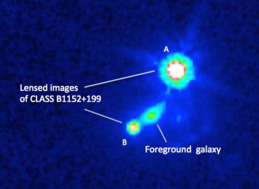 Hubble-Aufnahme einer Galaxie und zweier Abbilder eines Hintergrundquasars, hervorgerufen durch den Gravitationslinseneffekt. (Credit: Mao et al., NASA)
