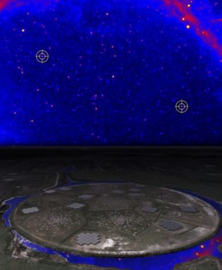 Künstlerische Darstellung des LOFAR "Superterp" bei Exloo (Niederlande), darüber ein Teil des von Fermi beobachteten Himmels im Gammabereich. Die Positionen der Pulsare J0952-0607 (Mitte rechts) und J1552+5437 (oben links) sind markiert. (Credits: NASA / DOE / Fermi LAT Collaboration and ASTRON) Künstlerische Darstellung des LOFAR "Superterp" bei Exloo (Niederlande), darüber ein Teil des von Fermi beobachteten Himmels im Gammabereich. Die Positionen der Pulsare J0952-0607 (Mitte rechts) und J1552+5437 (oben links) sind markiert. (Credits: NASA / DOE / Fermi LAT Collaboration and ASTRON)