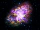Kompositbild des Krebsnebels, basierend auf Daten mehrerer Instrumente: Radiowellen des VLT (rot), Infrarotwellenlängen des Weltraumteleskops Spitzer (gelb), sichtbares Licht des Weltraumteleskops Hubble (grün) und ultraviolettes Licht (blau) sowie Röntgenstrahlung (violett) von XMM-Newton und Chandra. (Credit: NASA / ESA / NRAO / AUI / NSF and G. Dubner (University of Buenos Aires))