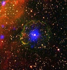 Kompositbild des Röntgenpulsars SXP 1062 mit dem umgebenden Supernova-Überrest. Das Falschfarbenbild kombiniert Röntgendaten (blau) und optische Daten (Sauerstoff: grün, Wasserstoff: rot). (Credit: ESA / XMM-Newton / L. Oskinova, University of Potsdam, Germany / M. Guerrero, Instituto de Astrofisica de Andalucia, Spain (X-ray); Cerro Tololo Inter-American Observatory / R. Gruendl & Y. H. Chu, University of Illinois at Urbana-Champaign, USA (optical))