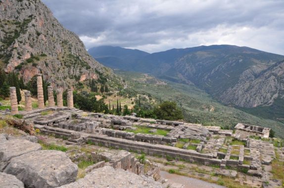 Der Tempel des Apollon in Delphi. (Credit: Wikipedia / User: Helen Simonsson / <a href='http://creativecommons.org/licenses/by-sa/3.0' target='_blank'>CC BY-SA 3.0</a>) Der Tempel des Apollon in Delphi. (Credit: Wikipedia / User: Helen Simonsson / CC BY-SA 3.0)
