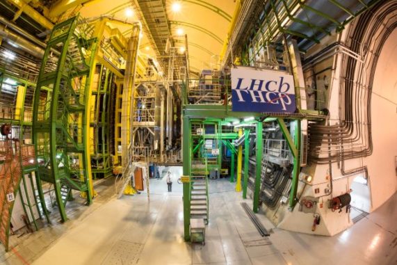 Der Raum mit dem LHCb-Experiment. (Credit: Image: Maximilien Brice / CERN)