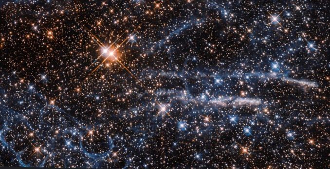 Hubble-Aufnahme des Bienenwabennebels (unten links). (Credits: ESA / Hubble & NASA; Acknowledgements: Judy Schmidt (Geckzilla)) Hubble-Aufnahme des Bienenwabennebels (unten links). (Credits: ESA / Hubble & NASA; Acknowledgements: Judy Schmidt (Geckzilla))