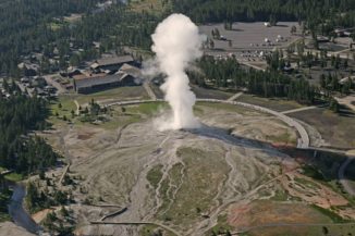 Luftbild des ausbrechenden Old Faithful im Yellowstone National Park. (Credits: Yellowstone National Park)