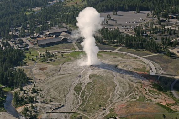 Luftbild des ausbrechenden Old Faithful im Yellowstone National Park. (Credits: Yellowstone National Park)